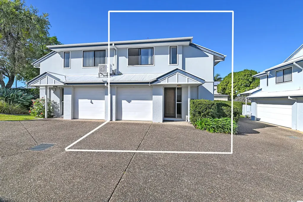 Southport 3房  UNDER CONTRACT !! Feels Like a House! - Boutique Complex Of Only Four!