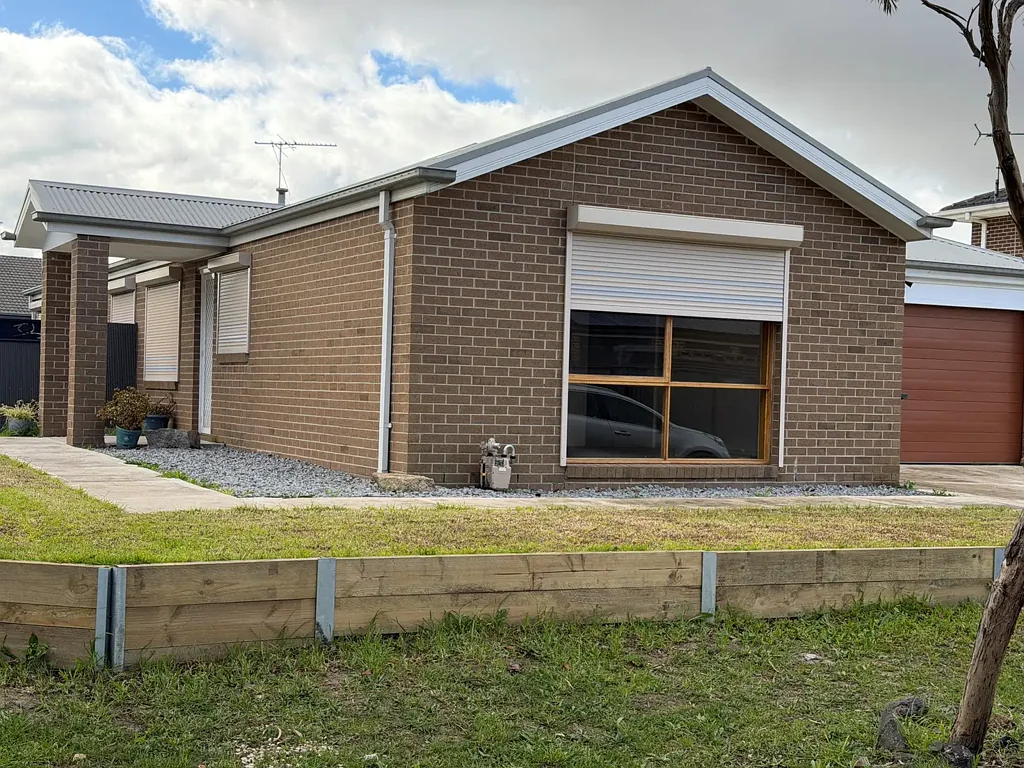 Splendid 3Br Family Home in Greenvale!