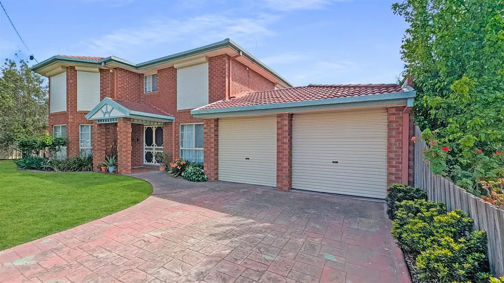 Hadfield 5ห้องนอน "Ready-to-Move-In Charming Large Family Home in Prime Location - Your Dream House in Hadfield Awaits!"