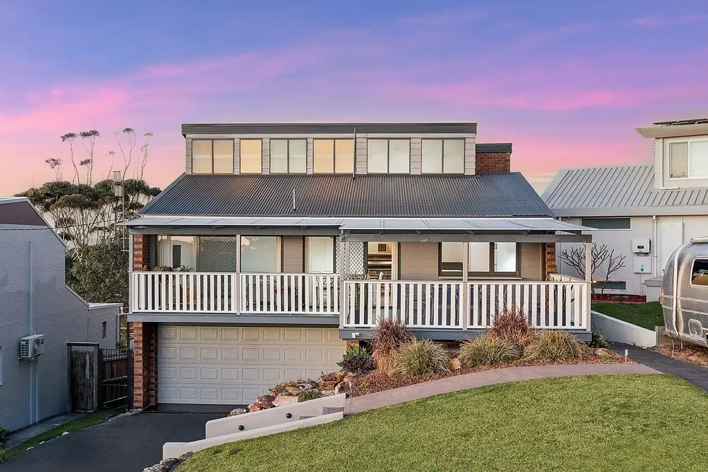 Wamberal 4ਬੈੱਡਰੂਮ Elevated coastal haven with panoramic ocean views