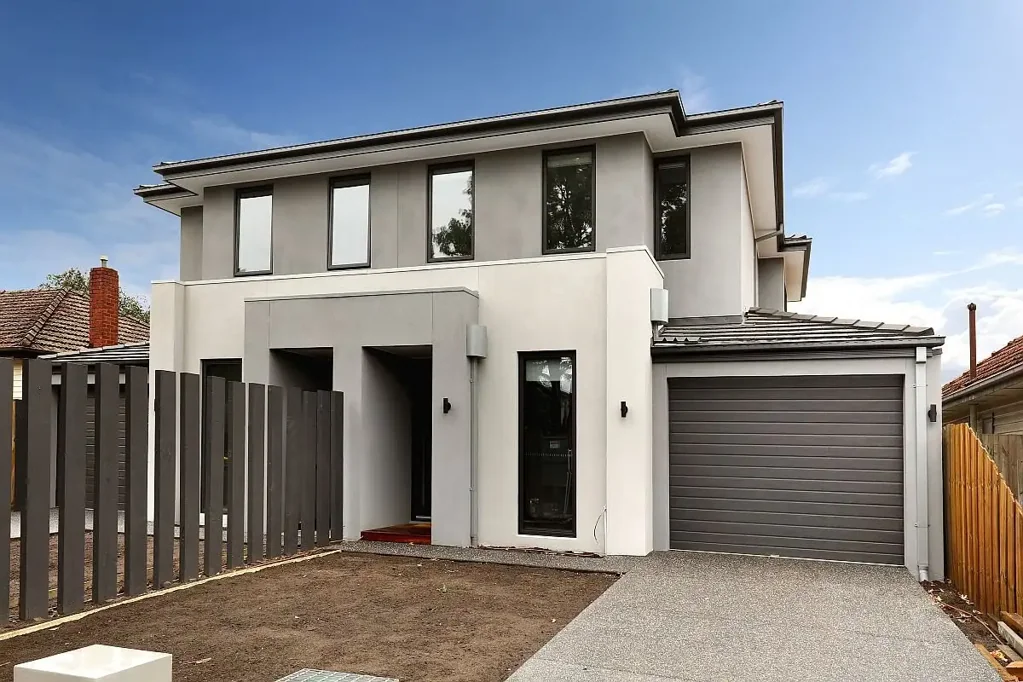STUNNING TOWNHOUSE
