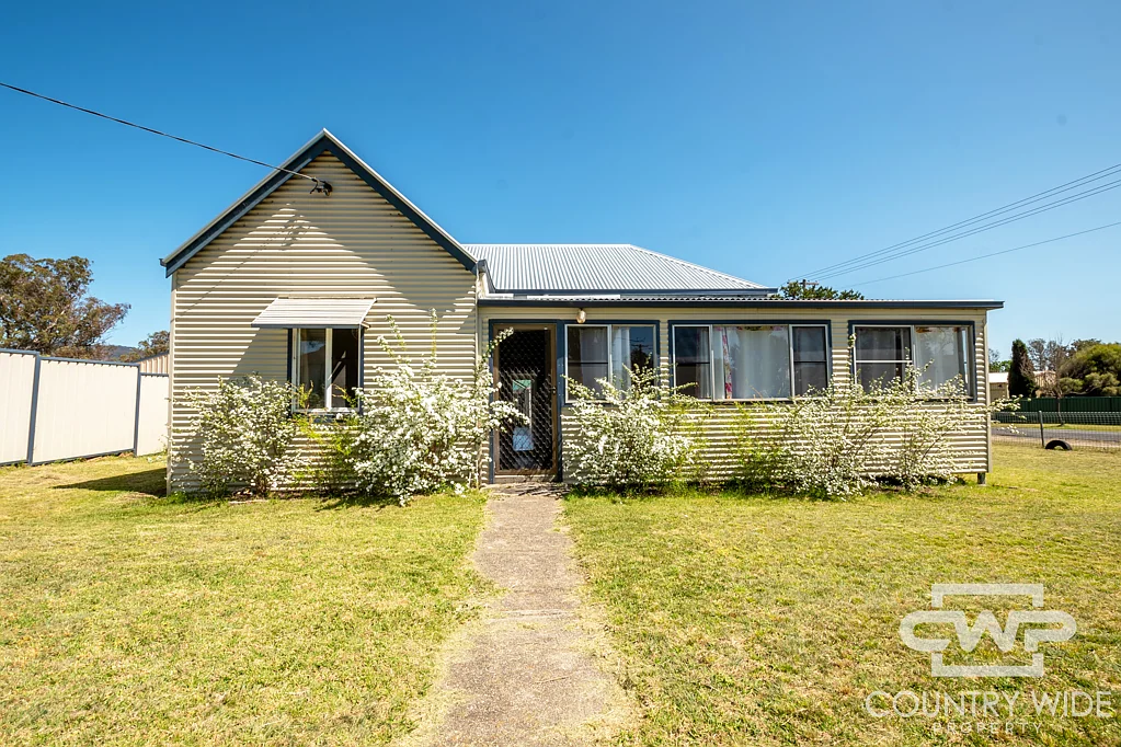 52 Logan Street, Tenterfield, NSW 2372