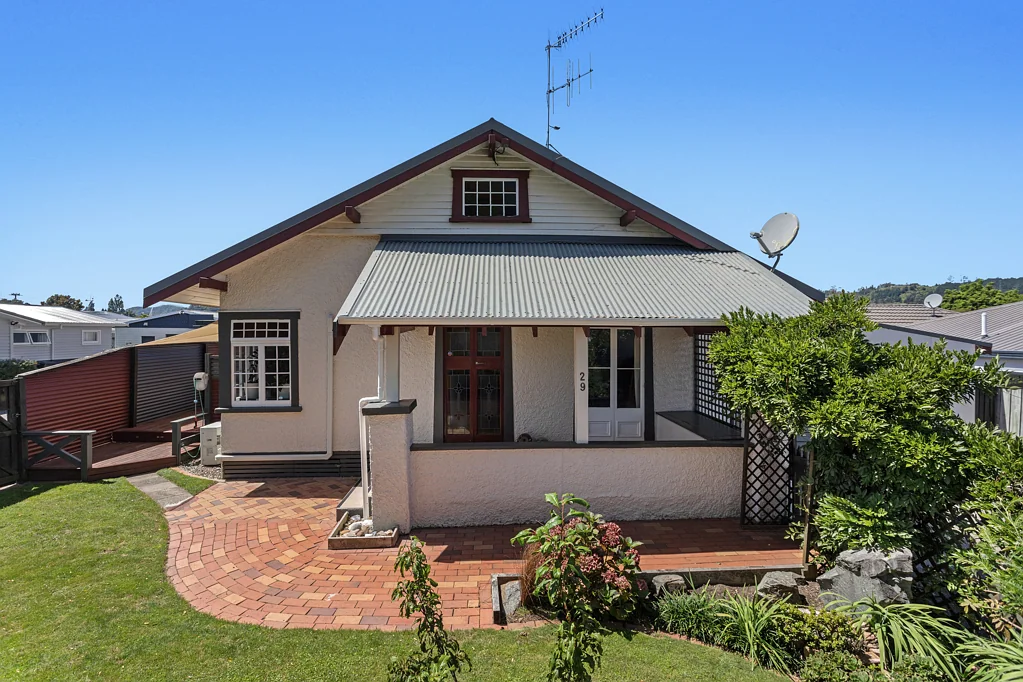 Whakatane 2房  Timeless Character, Modern Comfort