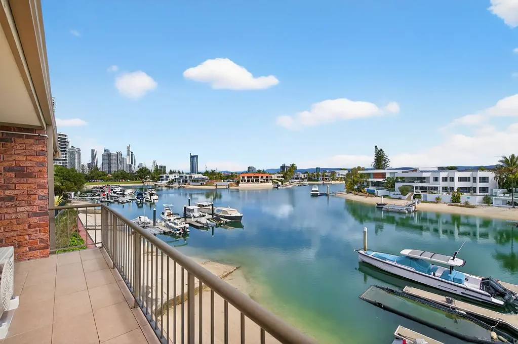 Surfers Paradise 2房  Renovator's Dream in Prime Location - Top Floor with Stunning Views