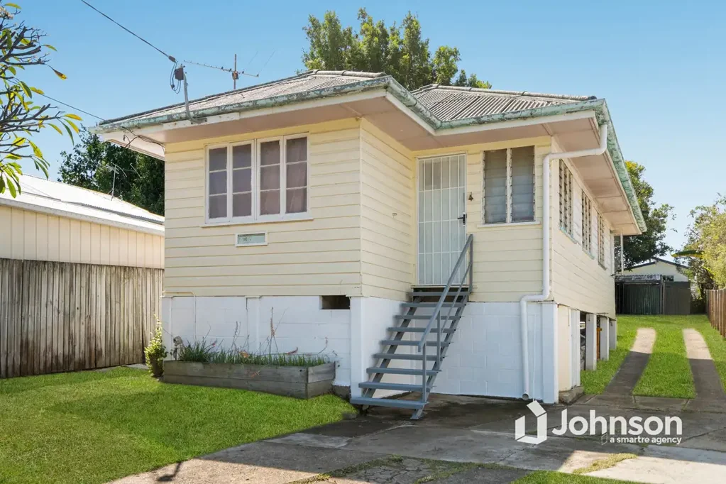 Manly West 2 Bedroom THE ULTIMATE RENOVATOR IN SOUGHT AFTER NEIGHBOURHOOD!