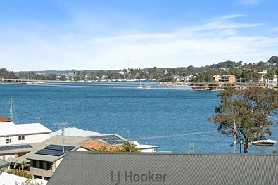 Fishing Point 3房  Lakeside Living with Endless Potential & Stunning Views