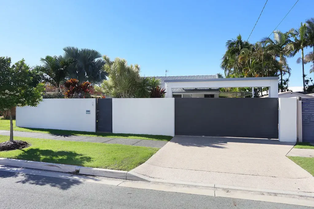 Hollywell 3chambre PRICE REDUCED Chic Coastal Retreat Within Just a Short Stroll to the Broadwater