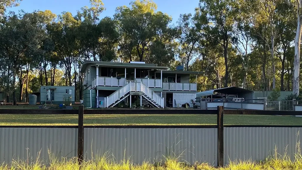 Nanango 3房 5英亩平缓土地 高脚Queenslander 原始木地板 无缝室内外流动 独立客房小屋 完全围栏安全庭院 Peaceful Lifestyle Acreage - Minutes from Town - Versatile 5-Acre Property