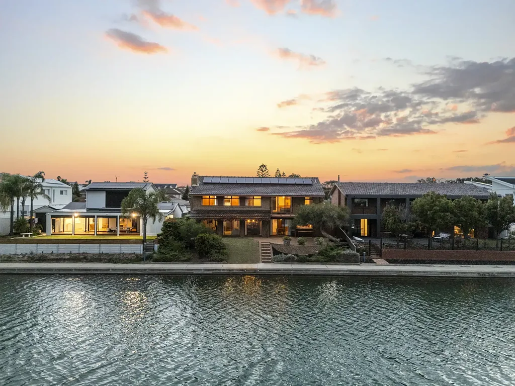 Tennyson 5غرفة نوم A tightly held lakefront address with lifestyle, substance and future potential