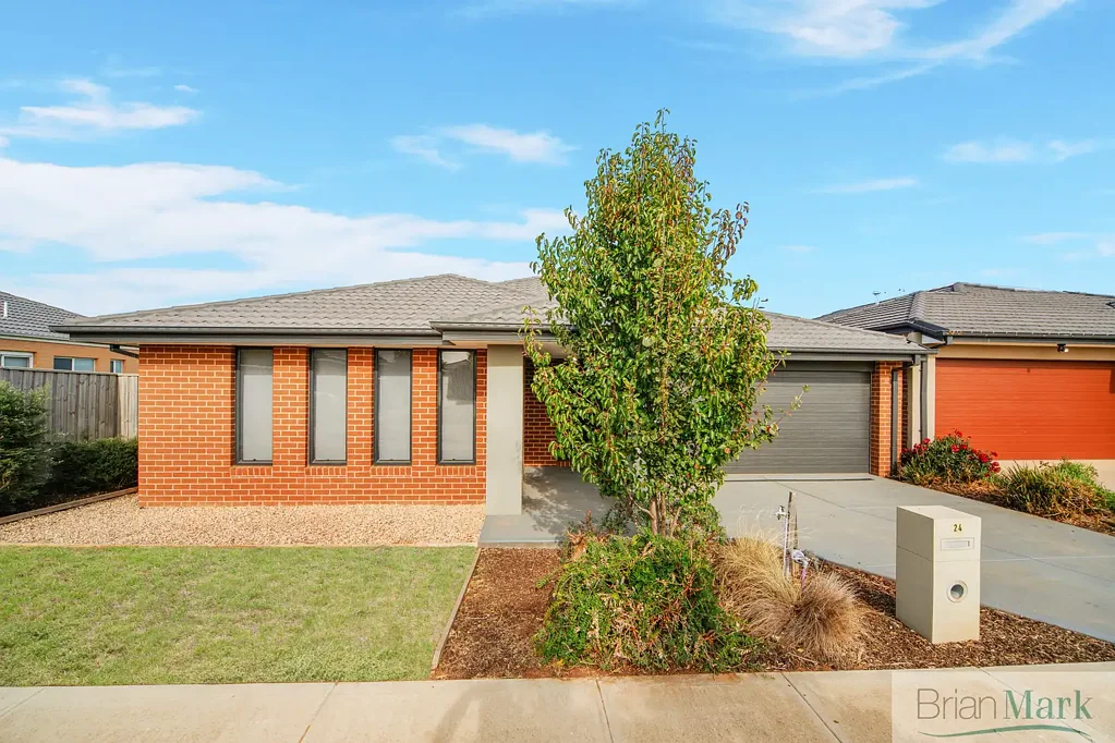 Wyndham Vale 4房 四室双车库  主卧套间  现代厨房  管道供暖  步行生活  安静庭院 Exceptional Family Living – Comfort, Convenience & Value!