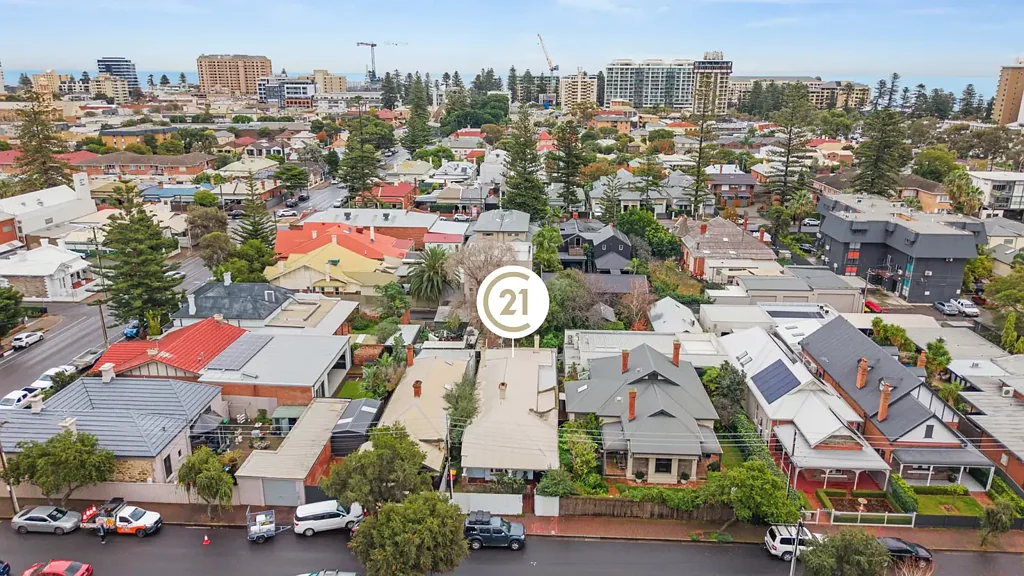 Glenelg 3房  A Magnificent Opportunity to Create An Era To Modern OR Start Completely Again?