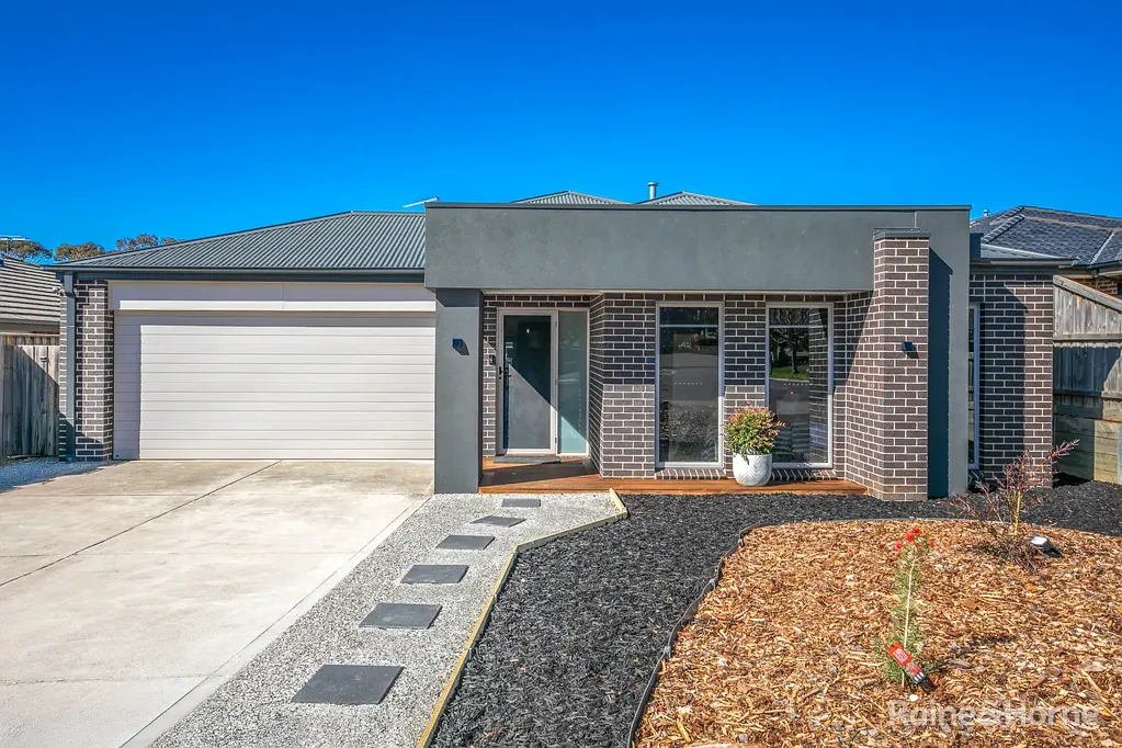 Sunbury 4 Bedroom Family Favourite in Spavin Lake Precinct
