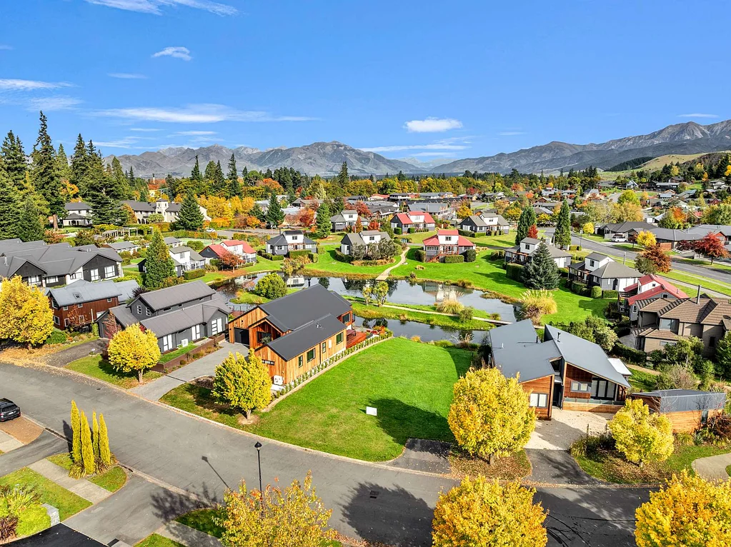 Hanmer Springs Gorgeous Mountain Views, Lakeside Setting!