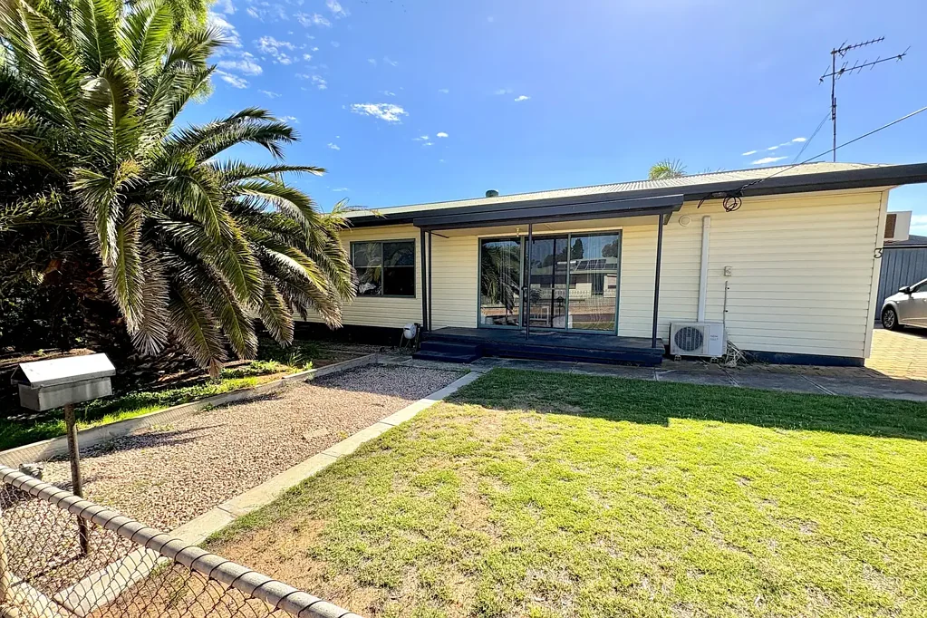 Ceduna 3બેડરૂમ Affordable Opportunity: Neat & Tidy 3-Bedroom Home with Entertaining Deck
