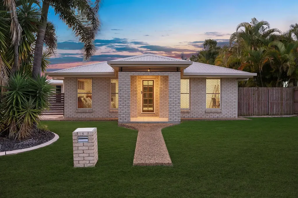 Norman Gardens 4બેડરૂમ Lowset Brick Family Home with Parent & Children's Wings, Media Room and Room for a Shed + Pool