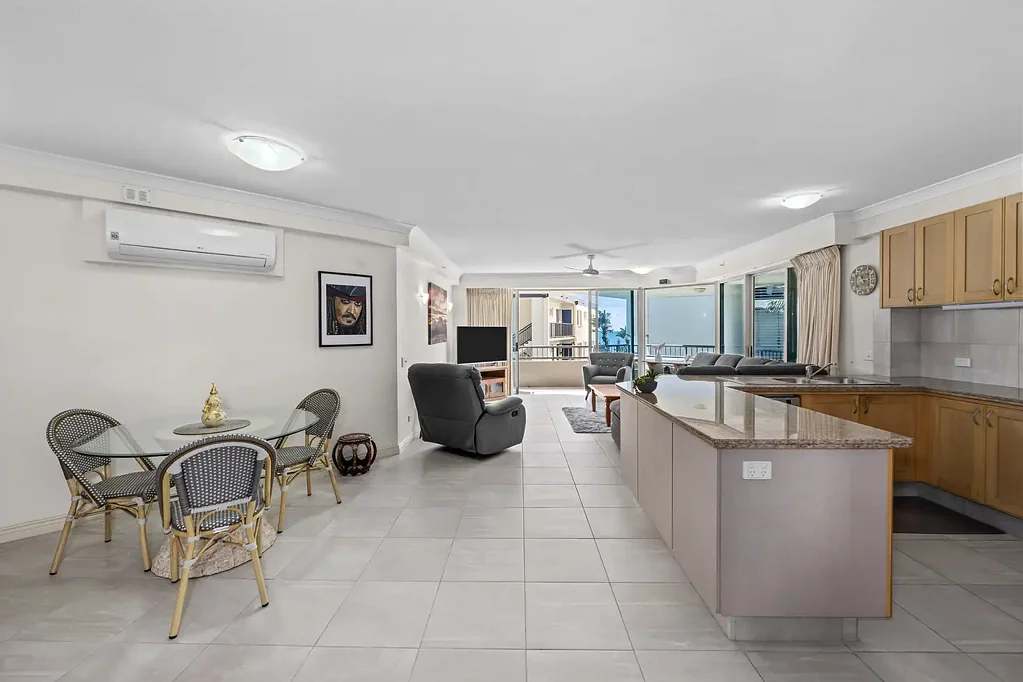 Broadbeach 2ห้องนอน Spacious Beachfront Opportunity in Oceana on Broadbeach