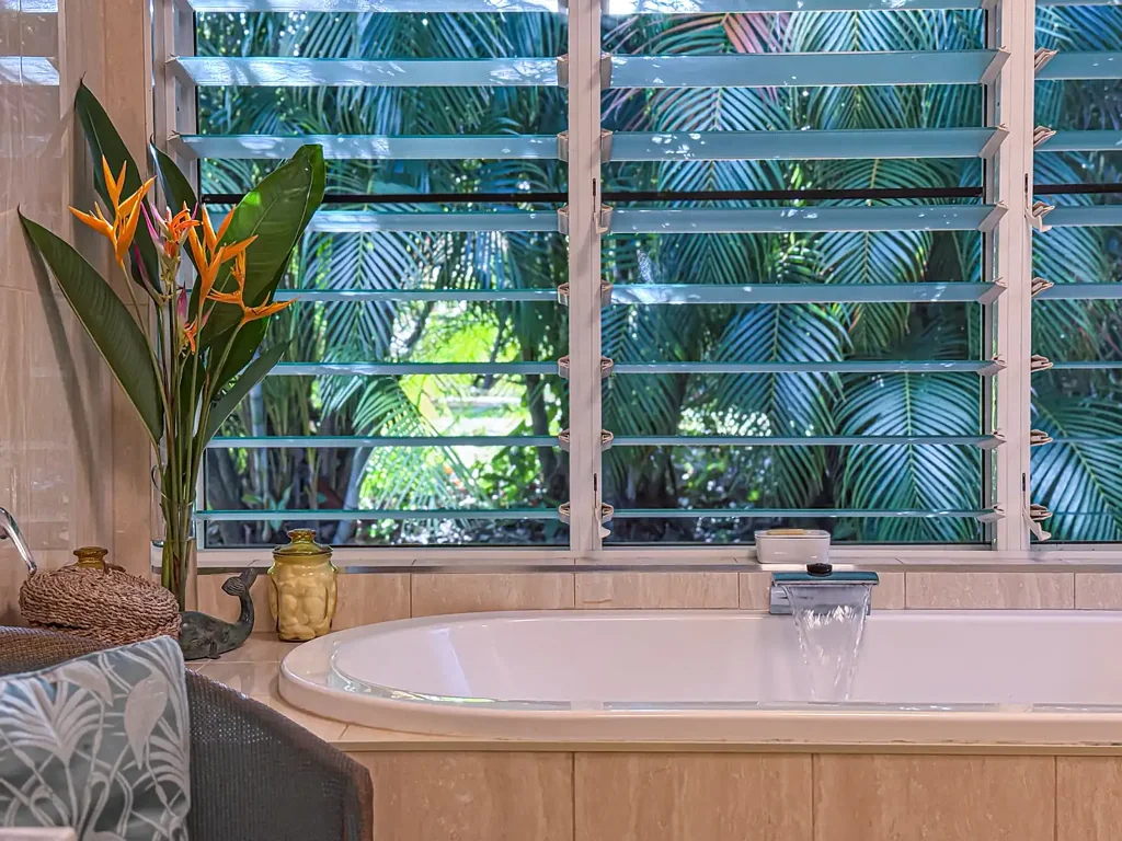 Wongaling Beach 3 Bedroom Light, Bright and White with a Plunge Pool, Solar and Separate Shed !