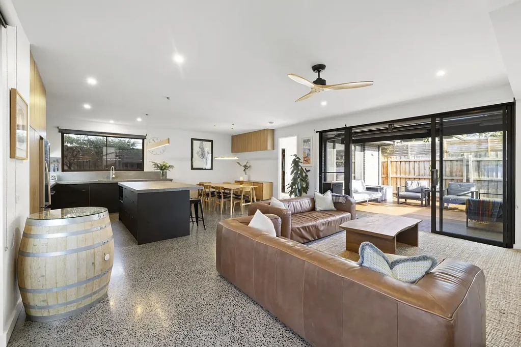 Aspendale 3房 定制豪华别墅 邻近海湾散步佳地 Bosch电器套件 Caesarstone台面 开放式娱乐区 地暖舒适 步行学校商圈 Sophisticated Low Maintenance Entertainer with Wide Appeal