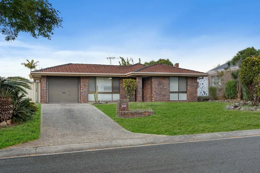 Eight Mile Plains 4Kwarto Low-Set Home on a Flat Block in a Parkside Position