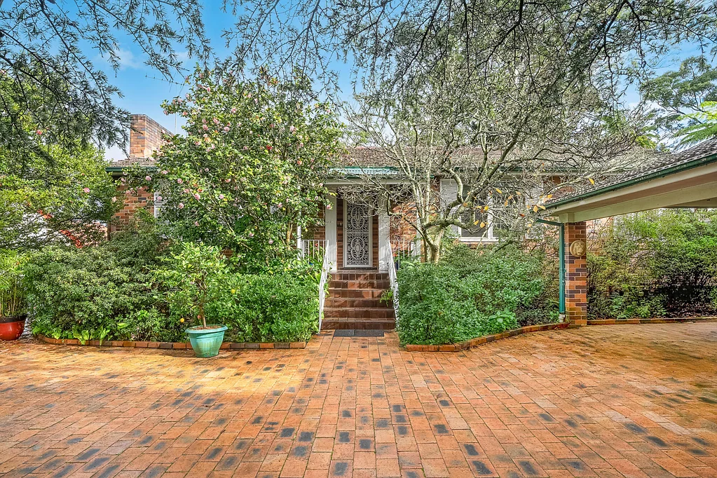 Pymble 4ห้องนอน A true family home, steps to the station