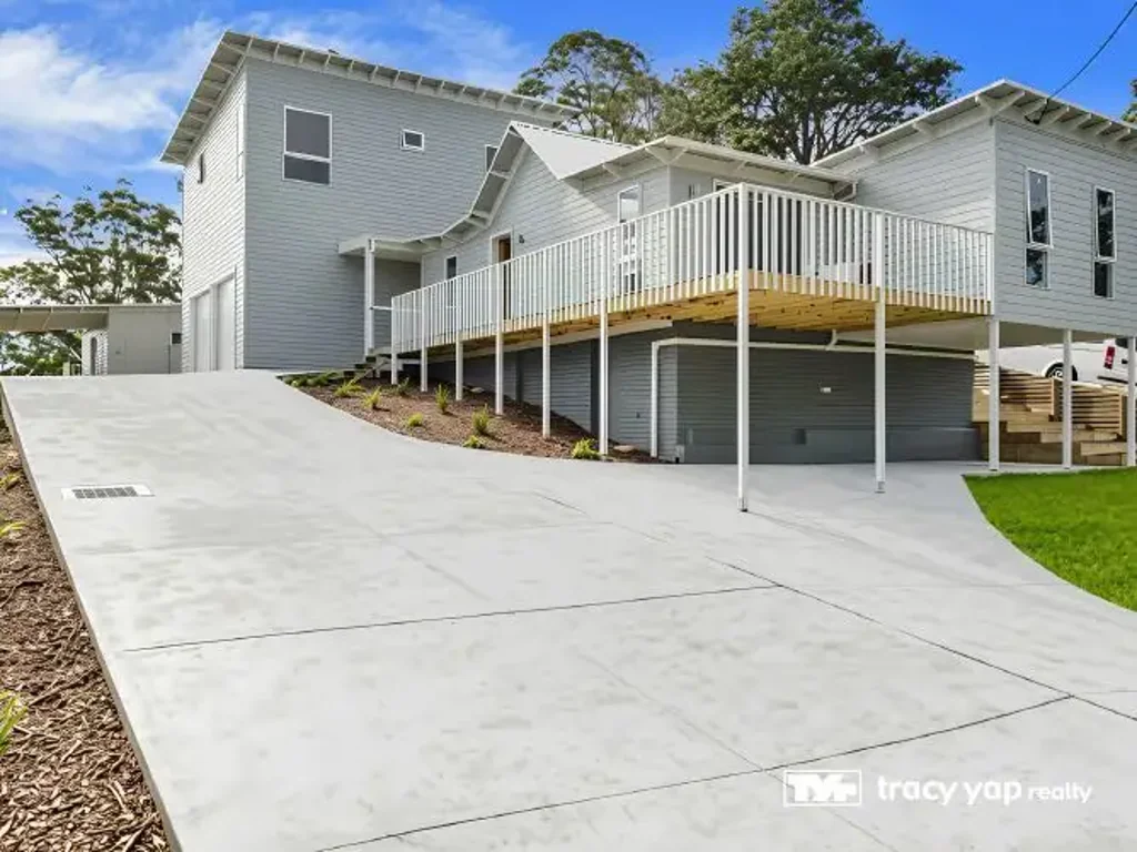 Wyoming 9Kwarto Rare Triple-Income Investment Opportunity! | Returning $1,545/week | Combined Family Living | 1,100sqm Block (approx.)