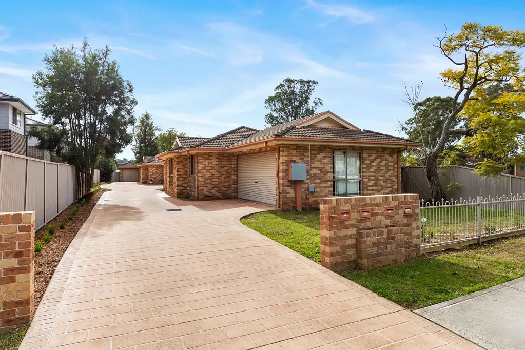 Kingswood 9 Bedroom Ideal Investment – 3 Stand-Alone Villas - 1 Title