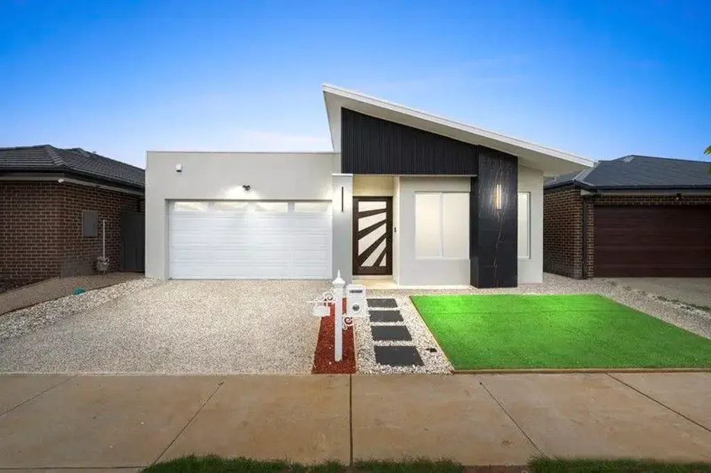 Weir Views 4Kwarto MOST UPGRADED/ DOUBLE ENSUITE HOME IN SKYLARK ESTATE (MELTON SOUTH)