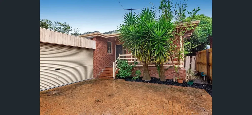 Charming Townhouse with Modern Comforts and Prime Location - Your Dream Home Awaits!