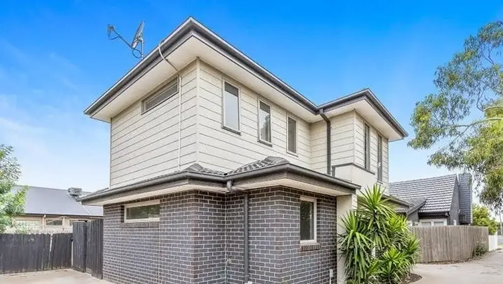 CHARMING 2 BEDROOM TOWNHOUSE IN PRIME LOCATION | FLARE REAL ESTATE