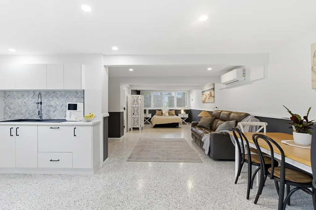 Clear Island Waters 3房  LUXURY RENOVATED TOWNHOUSE IN ONE OF GOLD COAST'S MOST CENTRAL & SOUGHT AFTER LOCATIONS