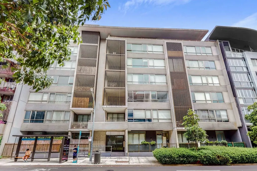RARE SPACIOUS TWO-STOREY GROUND GLOOR LIVING WITH LOCK UP GARAGE