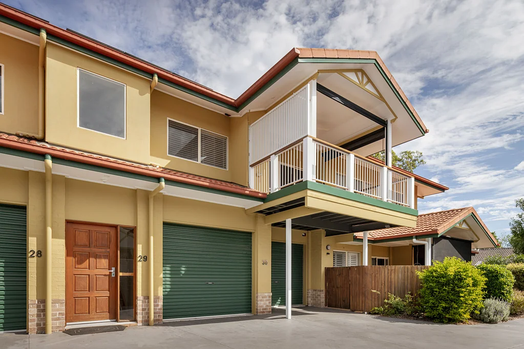 Moggill 2房 Sugarwood宁静朝北 55 plus社区 高地景观 宽敞布局 主卧套件 灵活空间 大型车库 社区泳池 Resort-Style Living in the Heart of Moggill