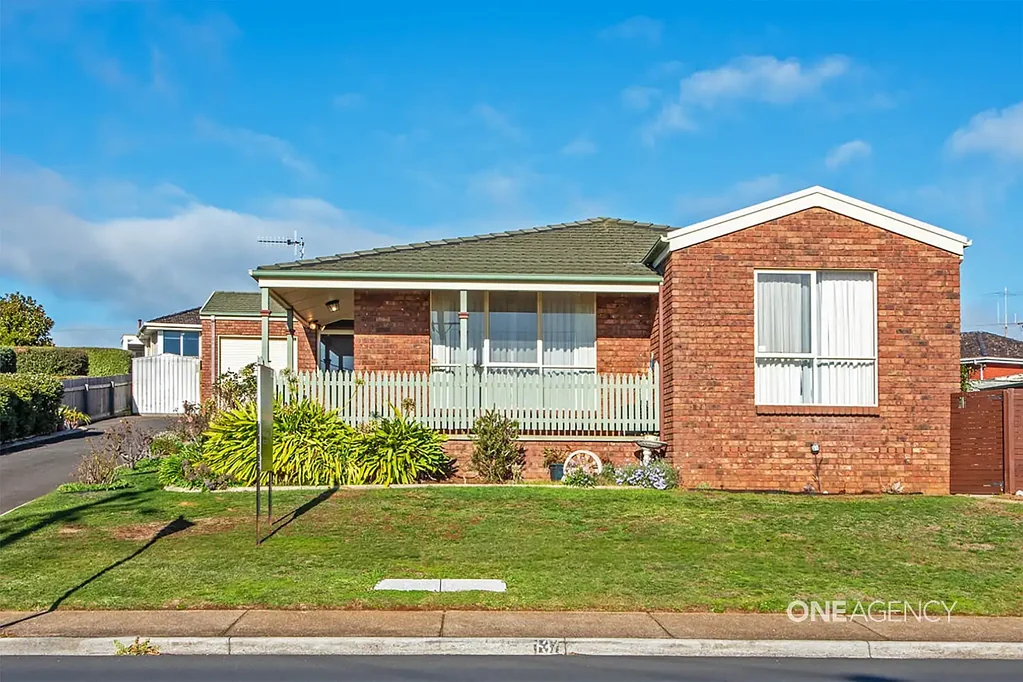 Upper Burnie 2 Bedroom Sensational Sunny Outlook