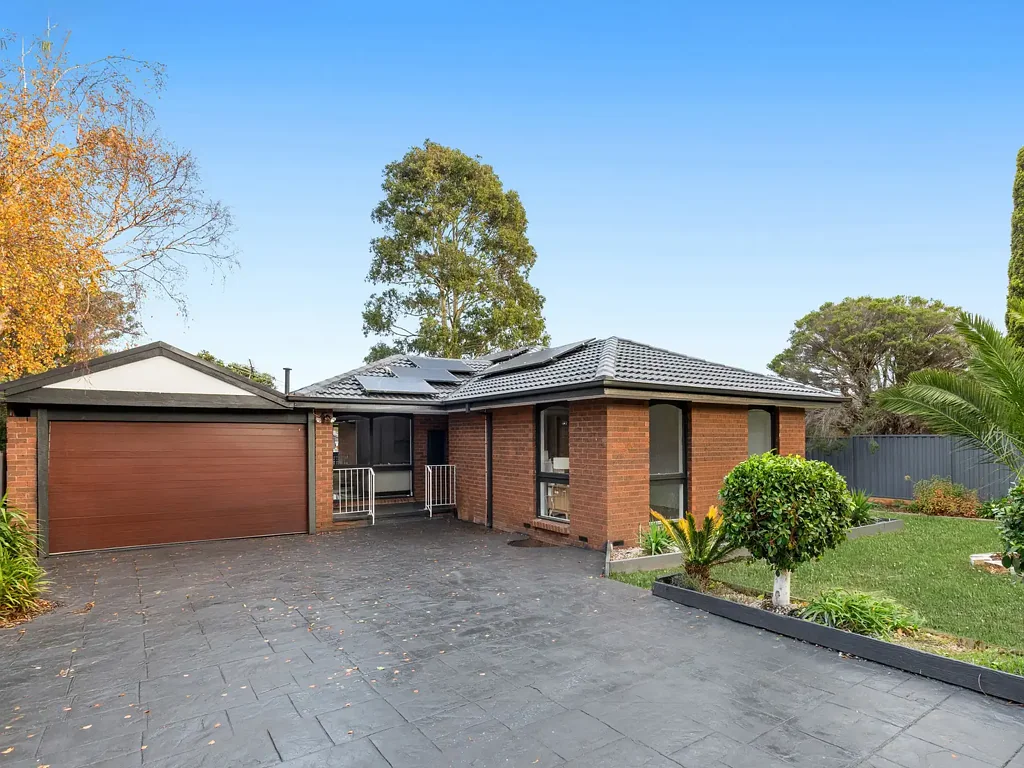 Frankston 3房 Frankston海滨瑰宝 650sqm宽敞空间 三卧两浴 超长车道 大围栏后院 无限潜力 便利生活首选 Space, Comfort & Coastal Convenience on Over 650sqm