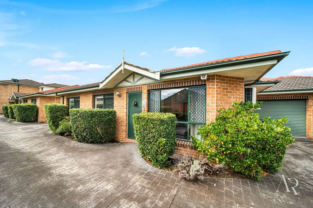 3/4 Old Kent Road, Greenacre, NSW 2190