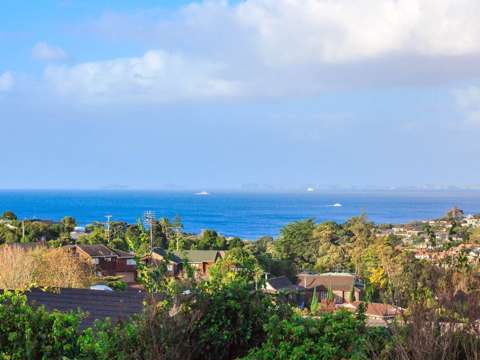 Mairangi Bay 3部屋 Charming 1950s Bungalow with Development Potential