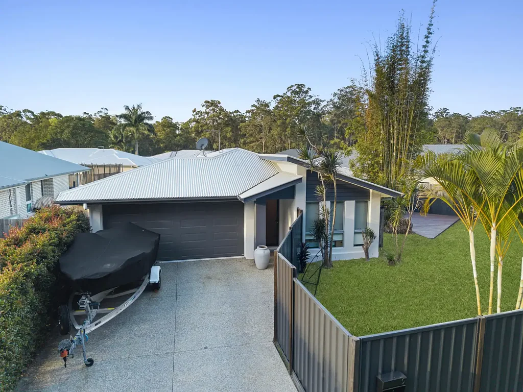 Landsborough 4房  Stylish & Spacious Family Home with Side Access!