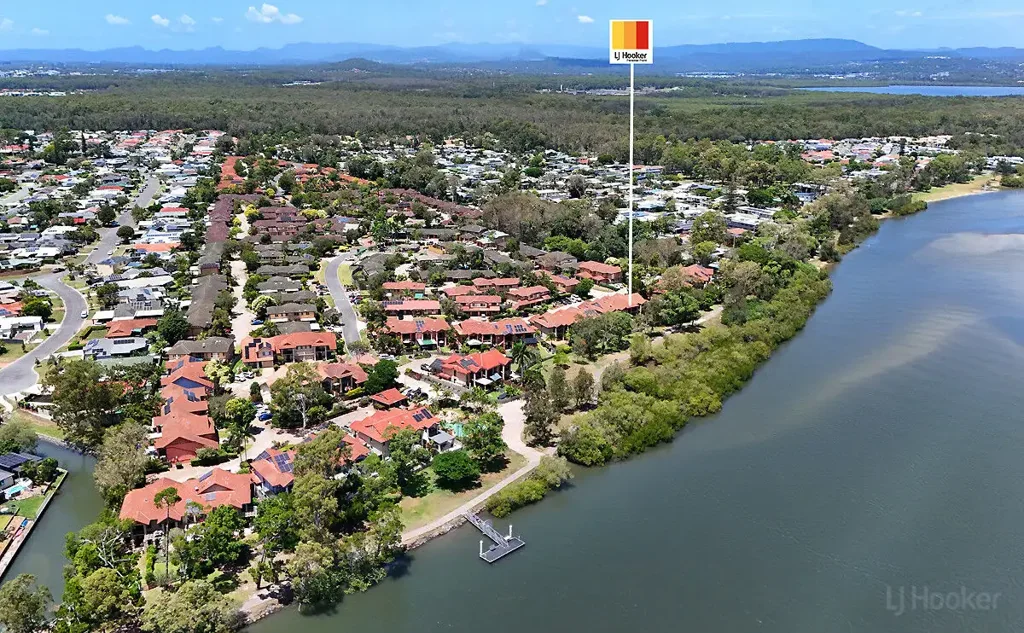 Coombabah 3房  Renovated Waterfront Living in Prime Positioning of Prouds Landing