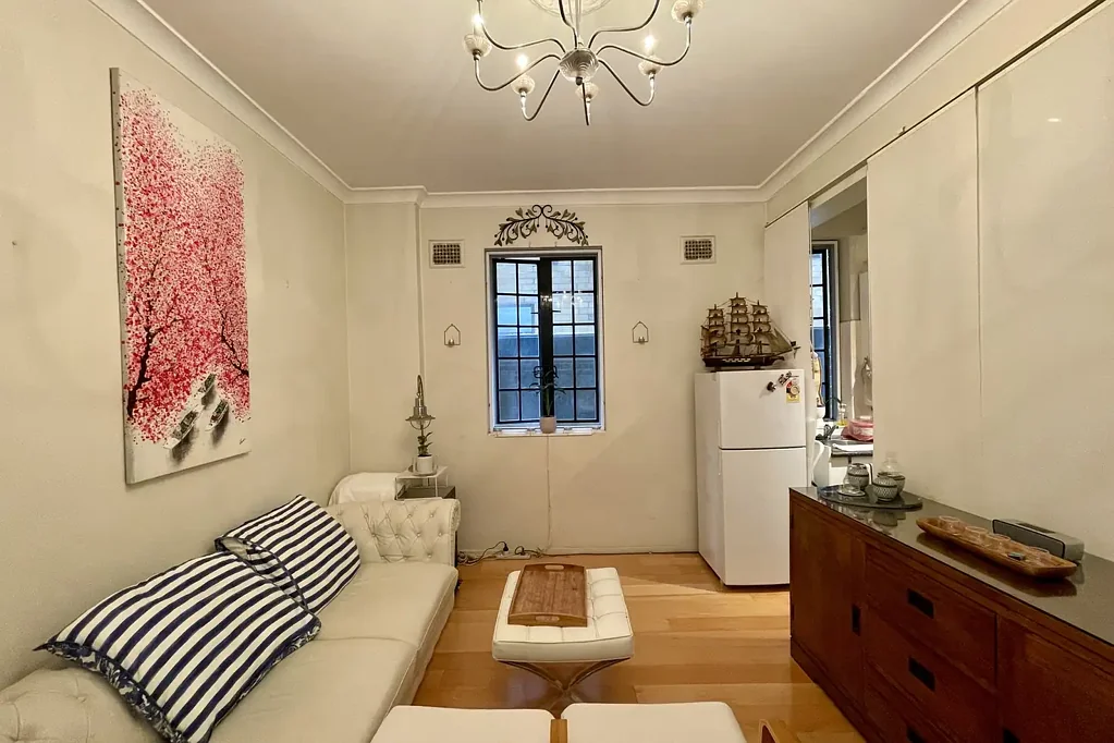 Character Apartment in Iconic St James Building – Walk to Hyde Park & CBD