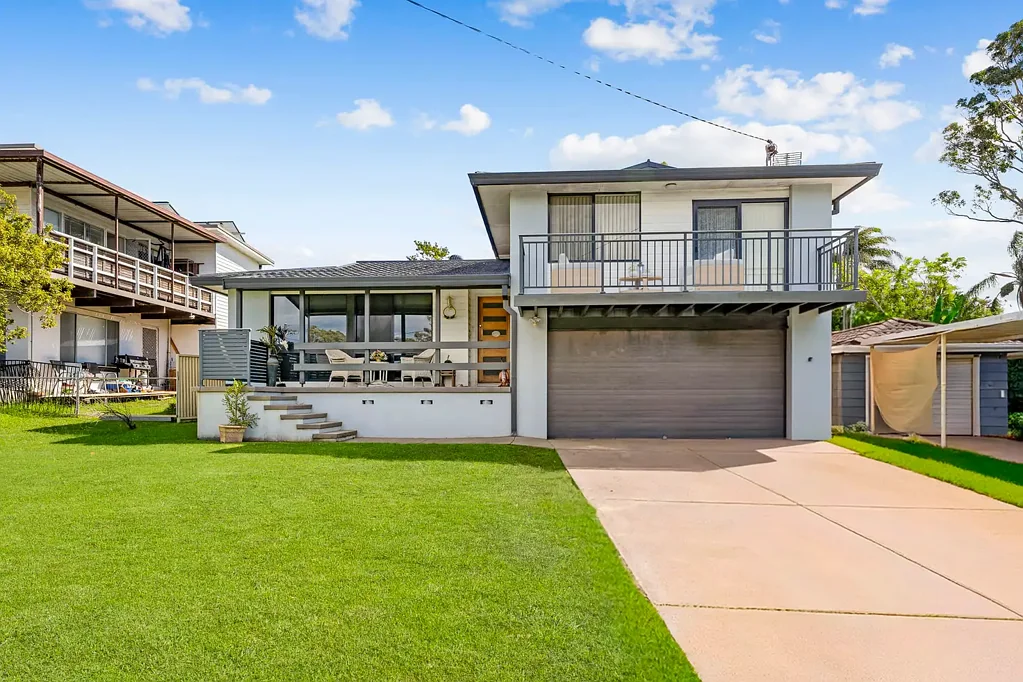 Budgewoi 3 Bedroom Laidback Living by the Lake