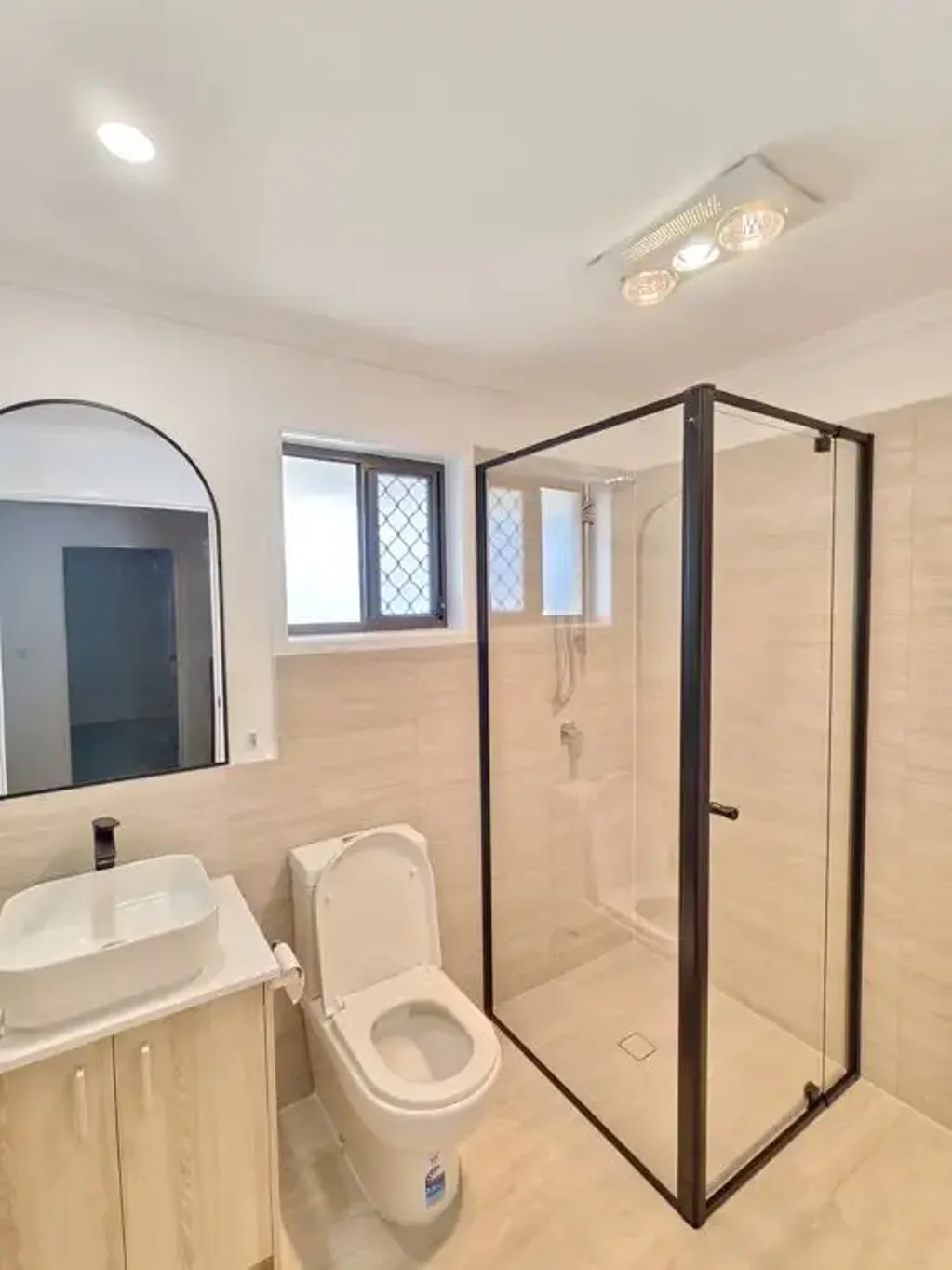 Spacious 2-Bedroom Unit with Brand-New Bathroom - Prime Logan Central Location!