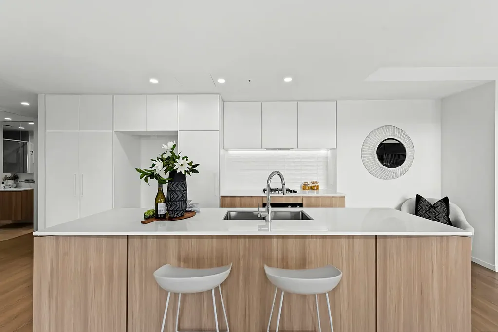 Indooroopilly 3房 高地绿洲 150平米 东北朝向 开放式布局 设计师厨房 主套房 停车位充足 屋顶泳池 健身房 步行商圈 Elevated Tranquility and Unmatched Convenience