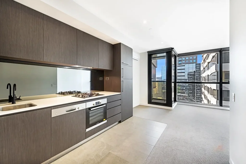 Melbourne 2房 墨尔本CBD心脏地带 2卧室公寓 开放式布局 阳台自然光 顶级Bosch电器 镜面内置衣柜 石质瓷砖淋浴间 LED射灯 恒温泳池 健身房 影院 燃气壁炉 墨尔本景点近在咫尺 Fulton Lane: Seamless City Living in the Heart of Melbourne