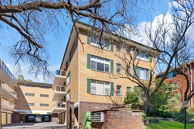 Epping 2chambre Immaculate full brick apartment of generous dimensions