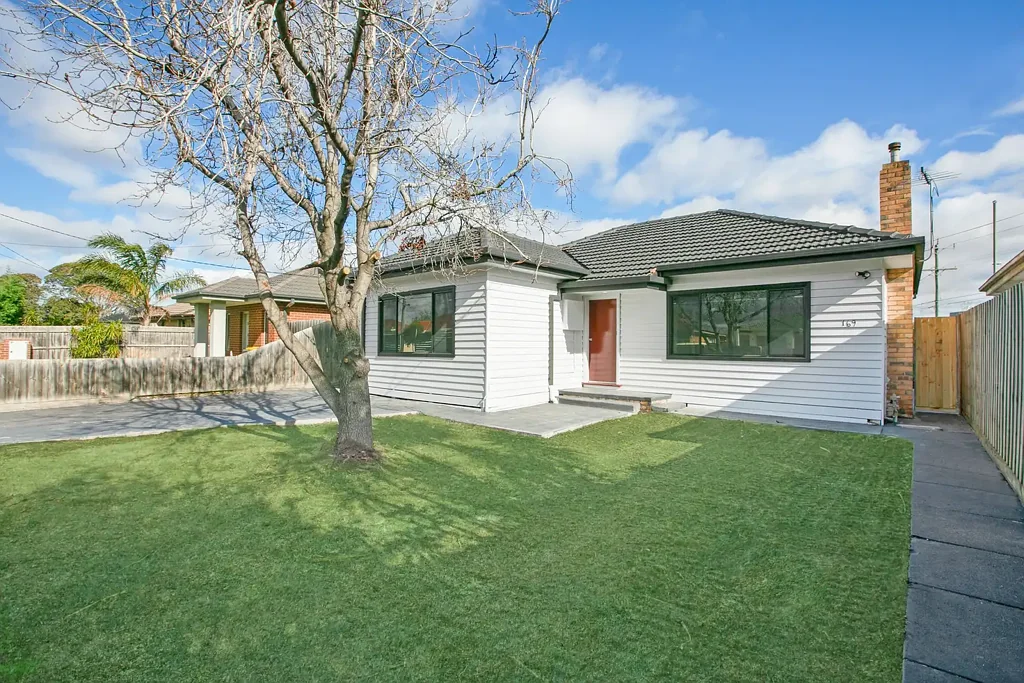 MODERN LUXURY IN THE TOP END OF RESERVOIR