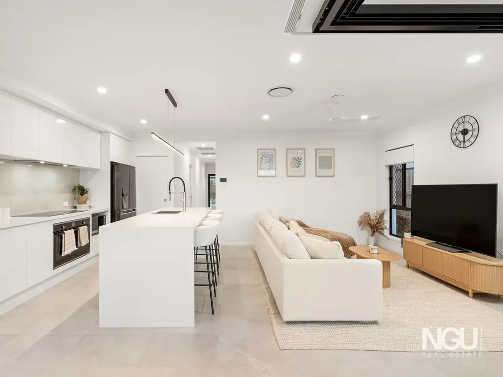 10 Florida Crescent, Spring Mountain, QLD 4300