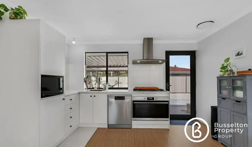 PRIVATE COASTAL LIVING JUST MOMENTS FROM THE BEACH