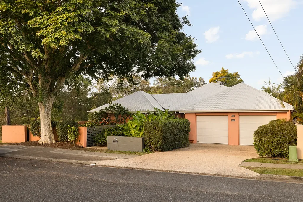 Lutwyche 4chambre Tranquil Low-Set Living by Kedron Brook