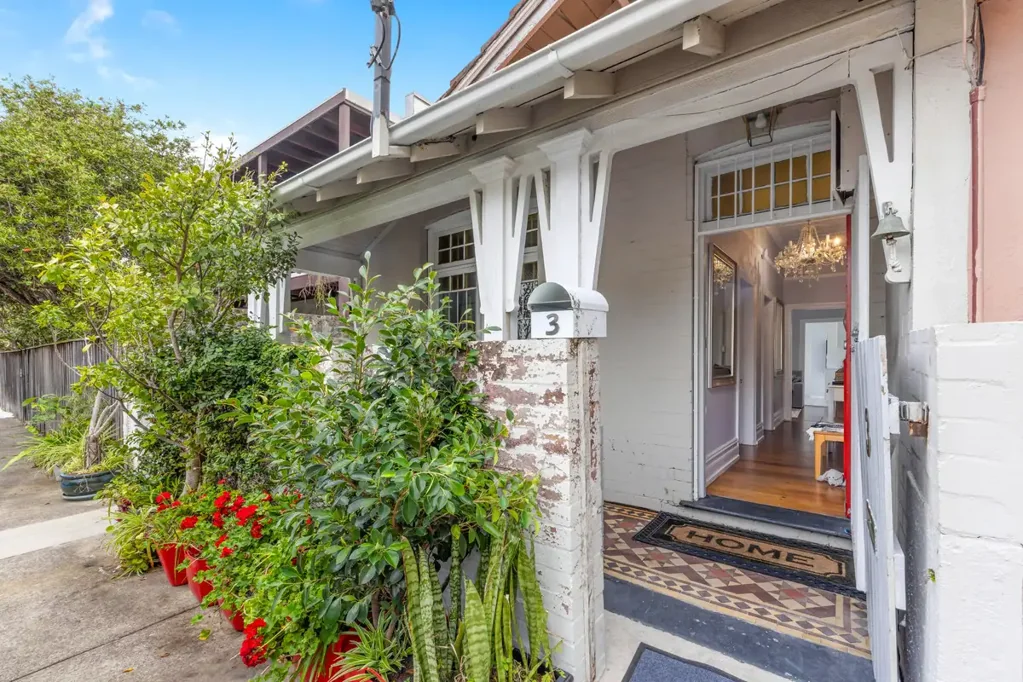 FULLY FURNISHED GEM WITH FLEXIBLE LEASE TERM