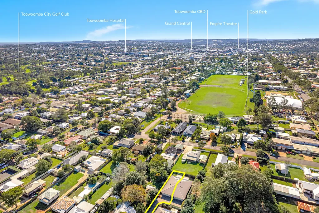 South Toowoomba 3침실 Private 3 Bed/2 Bath Half-Duplex With Northern Yard!